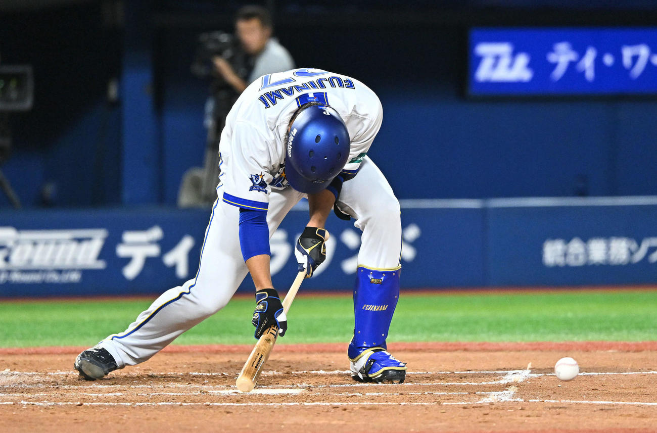 DeNA対ヤクルト　3回裏DeNA1死一塁、スリーバント失敗する藤浪（撮影・滝沢徹郎）