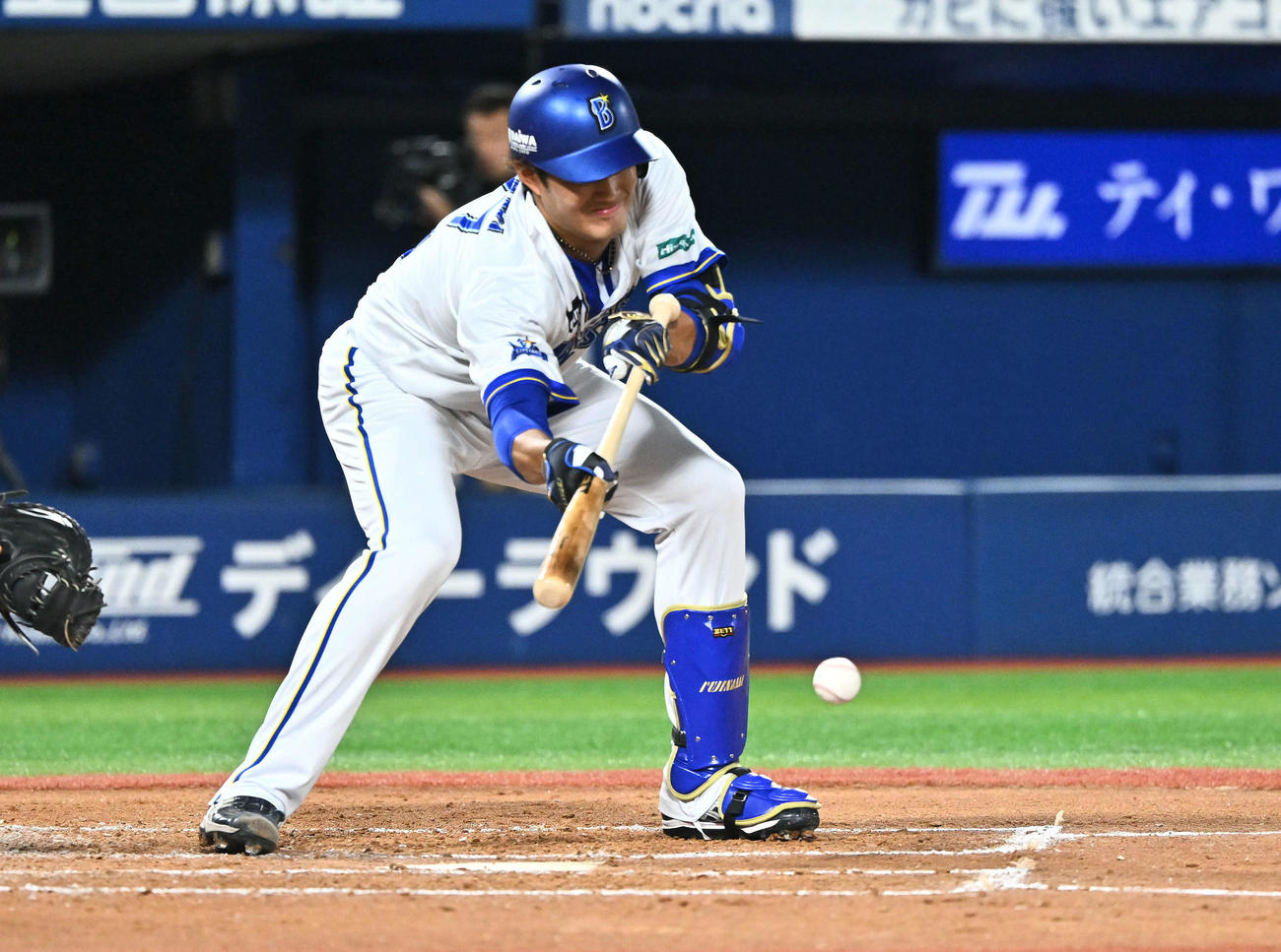 DeNA対ヤクルト　3回裏DeNA1死一塁、スリーバント失敗する藤浪（撮影・滝沢徹郎）
