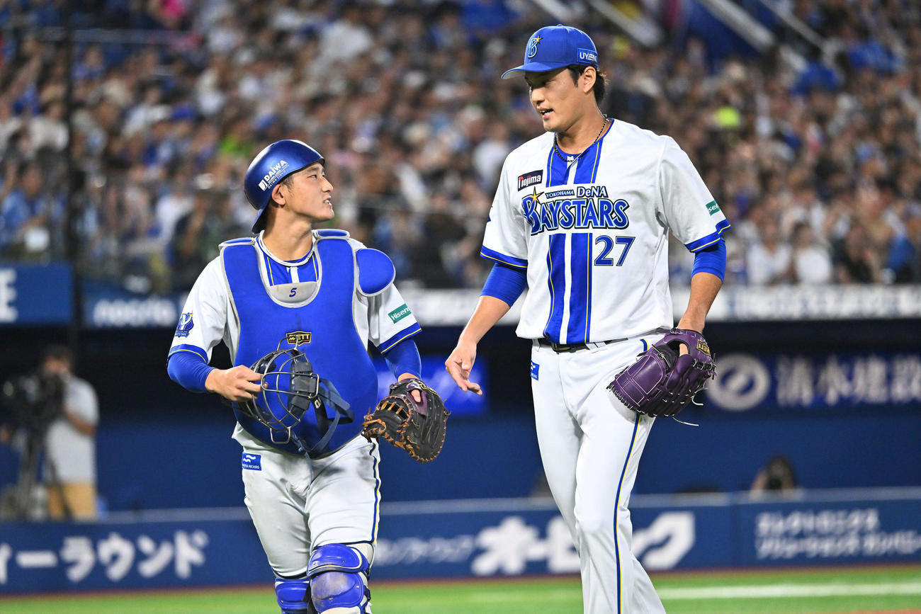 DeNA対ヤクルト　1回表を投げ終えたDeNA先発の藤浪（右）は松尾と引き揚げる（撮影・滝沢徹郎）