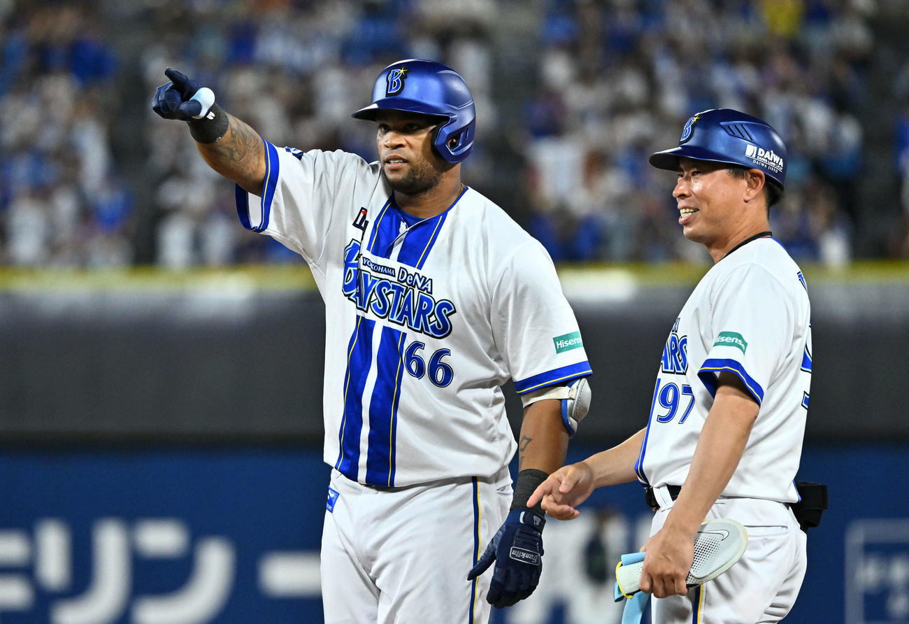 DeNA対ヤクルト　8回裏DeNA2死満塁、ビシエド（左）は左前適時打を放ちベンチを指さす（撮影・滝沢徹郎）