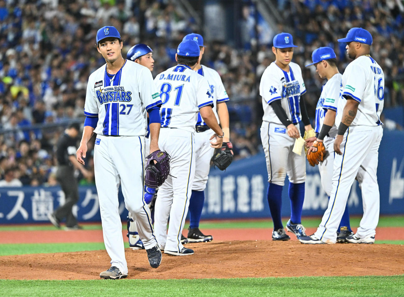 DeNA対ヤクルト　7回表、降板するDeNA先発の藤浪（左）（撮影・滝沢徹郎）