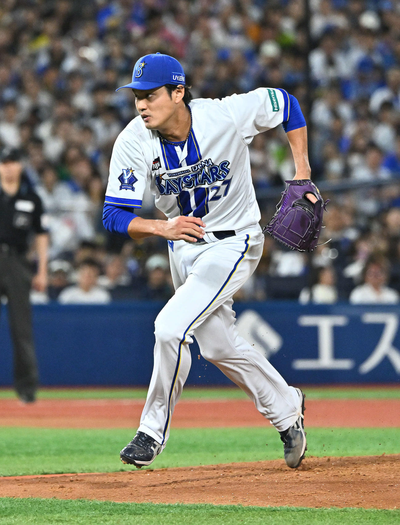 DeNA対ヤクルト　5回表ヤクルト1死一塁、小川の投前犠打の処理に走る藤浪（撮影・滝沢徹郎）