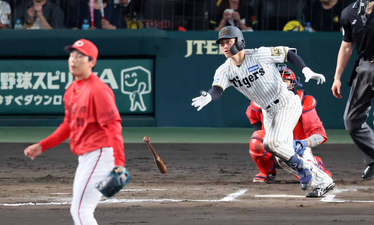 阪神対広島　6回裏阪神無死、坂本は右越え二塁打を放つ。投手栗林（撮影・加藤哉）