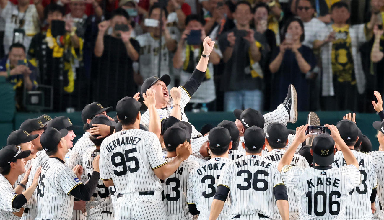 阪神対広島　リーグ優勝を決めナインから胴上げされる阪神藤川監督（撮影・加藤哉）