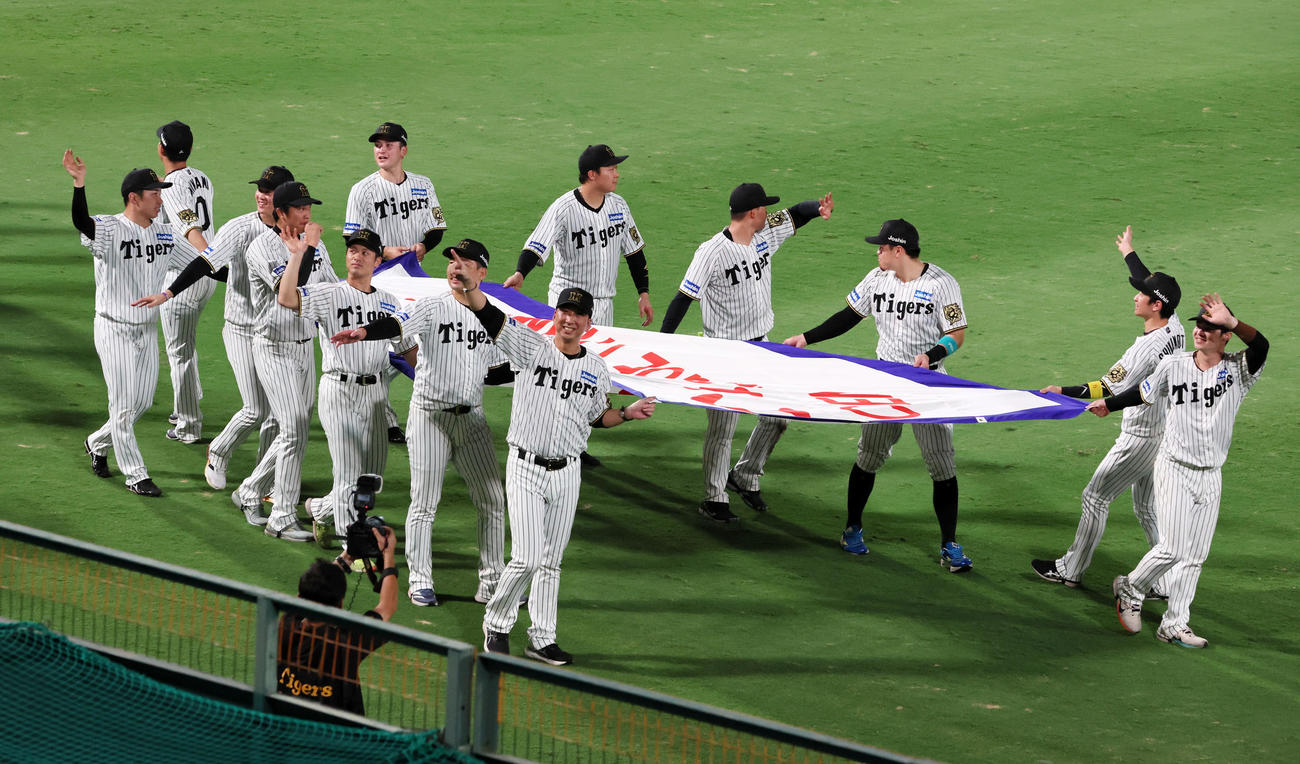 阪神対広島　ペナントを手に場内1周する阪神ナイン（撮影・加藤哉）