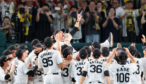 阪神】セ界最速優勝の藤川球児監督が5度甲子園の空舞う「いやあ、選手