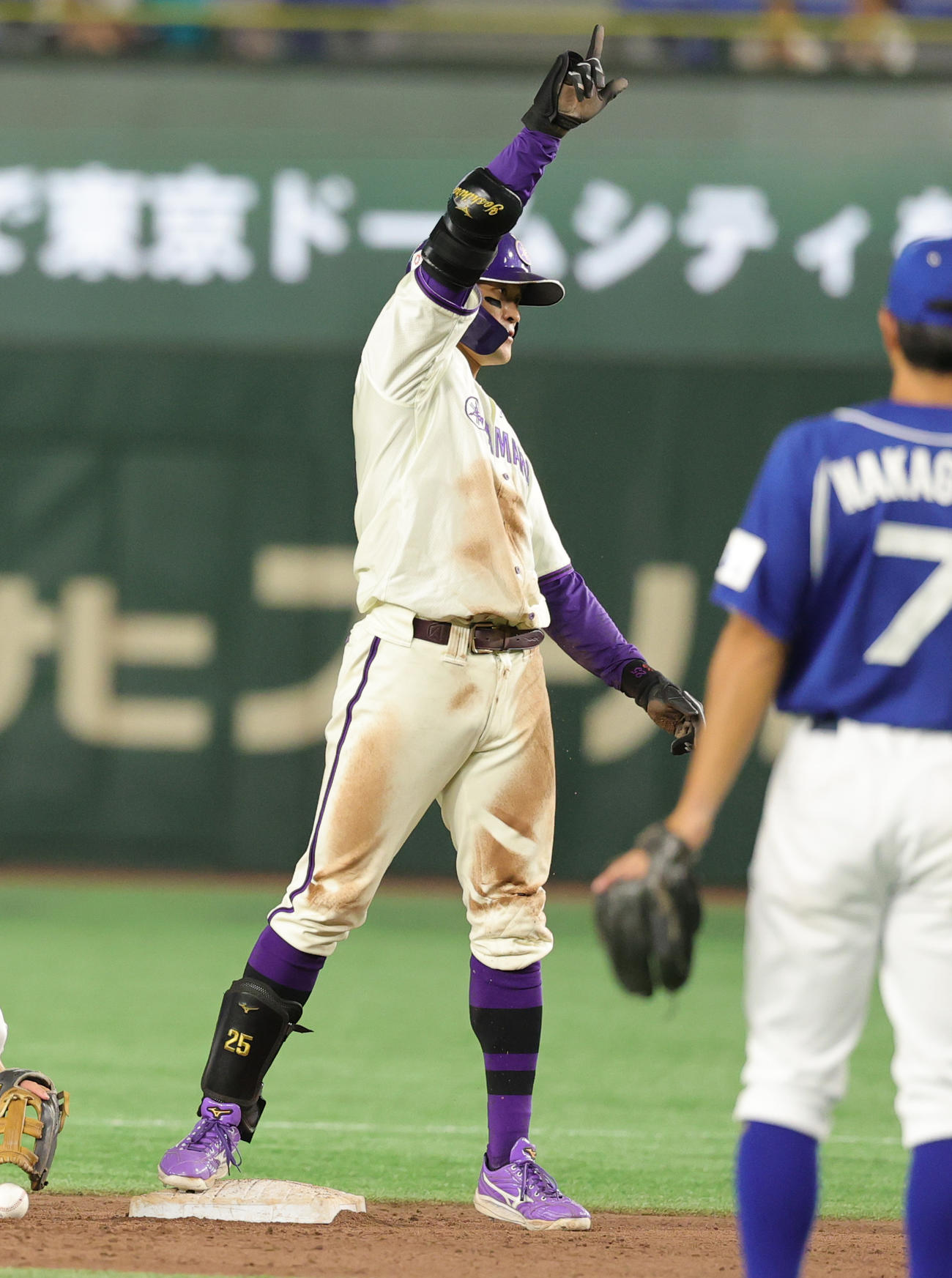 王子対ヤマハ　5回裏ヤマハ無死、中二塁打を放ち喜ぶ前野（撮影・野上伸悟）