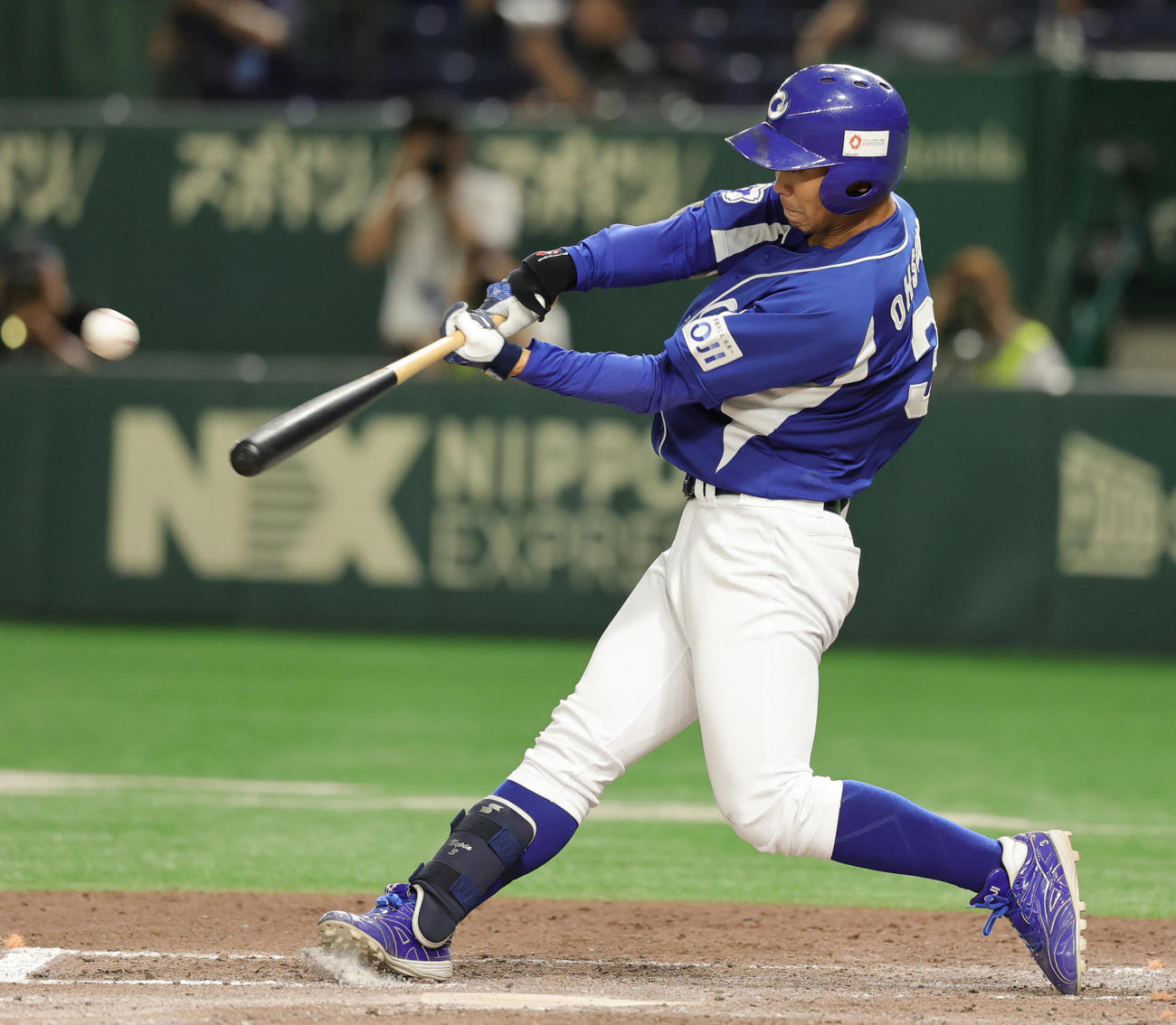王子対ヤマハ　8回表王子2死二、三塁、右越え3点本塁打を放つ大杉（撮影・野上伸悟）