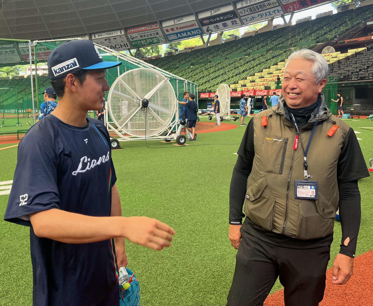 プロ初登板初先発する西武篠原（左）と安達スカウト（撮影・金子真仁）