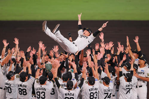 動画】阪神2年ぶり7度目リーグV！本拠地甲子園の大歓声の中、5回宙