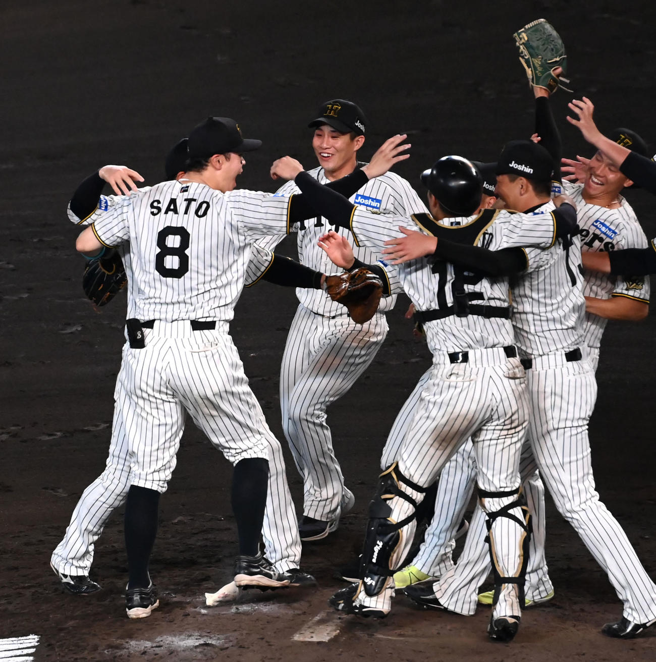 リーグ優勝を果たし歓喜する佐藤輝（左）、阪神ナインら（撮影・石井愛子）