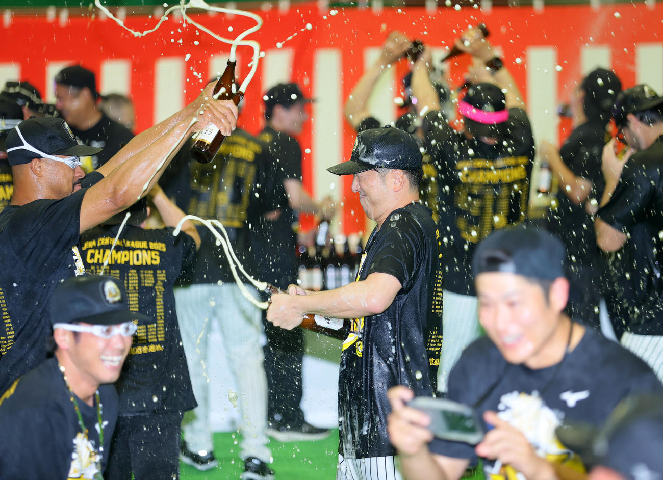 藤川監督（中央）は祝勝会でビールをかけ合う（撮影・上山淳一）