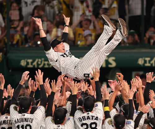 阪神対広島 優勝が決まり胴上げされる阪神藤川監督(撮影・西尾就之)