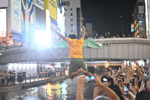 阪神のリーグ優勝に喜び、道頓堀川に飛び込むファン(撮影・和賀正仁)
