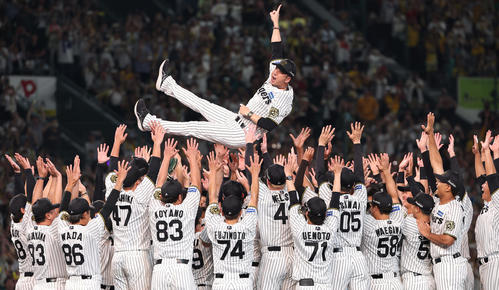 優勝を決めた藤川監督はナインから胴上げされる(撮影・上田博志)