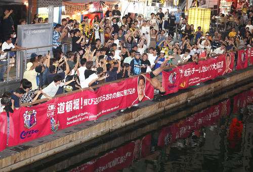 背面から道頓堀に飛び込む阪神ファン(撮影・白石智彦)