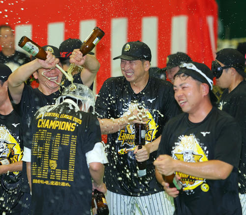 藤川監督(中央)は祝勝会で笑顔を見せる(撮影・上山淳一)