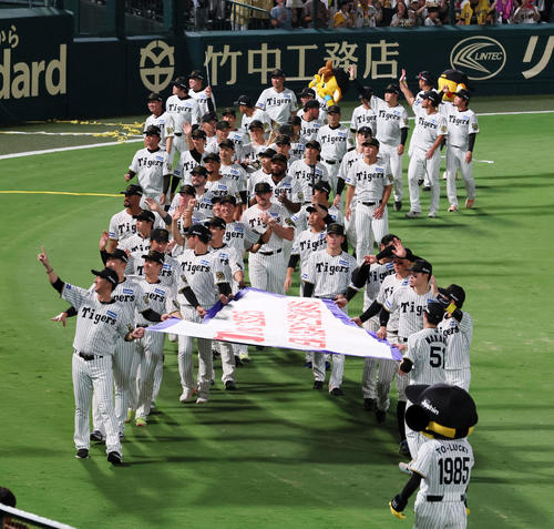 阪神対広島 ペナントを手に場内1周する阪神ナイン(撮影・加藤哉)