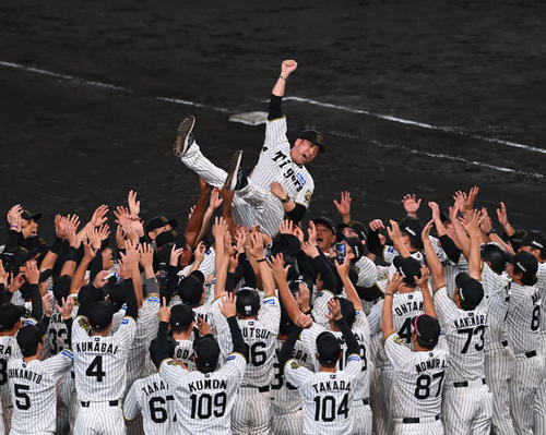阪神】最高や！藤川球児監督トロフィー掲げる 優勝ペナント広げ甲子園