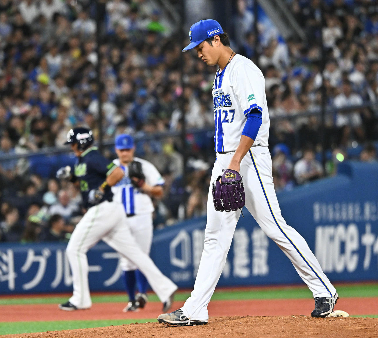 DeNA対ヤクルト　2回表ヤクルト無死、オスナ（後方）に先制ソロ本塁打を許す藤浪（撮影・滝沢徹郎）
