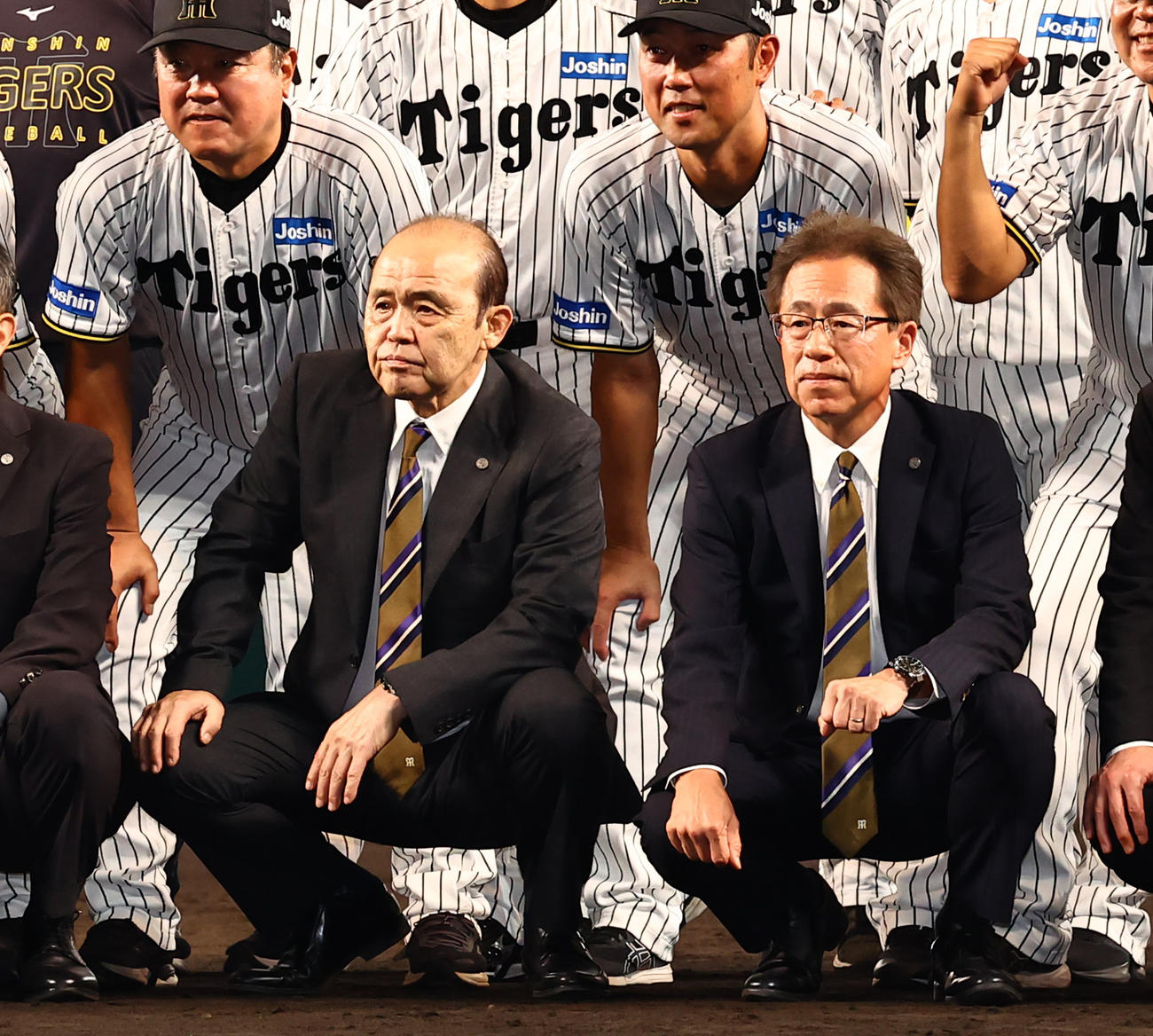 阪神対広島　記念撮影に参加する岡田オーナー付顧問（左）と粟井球団社長（撮影・上田博志）