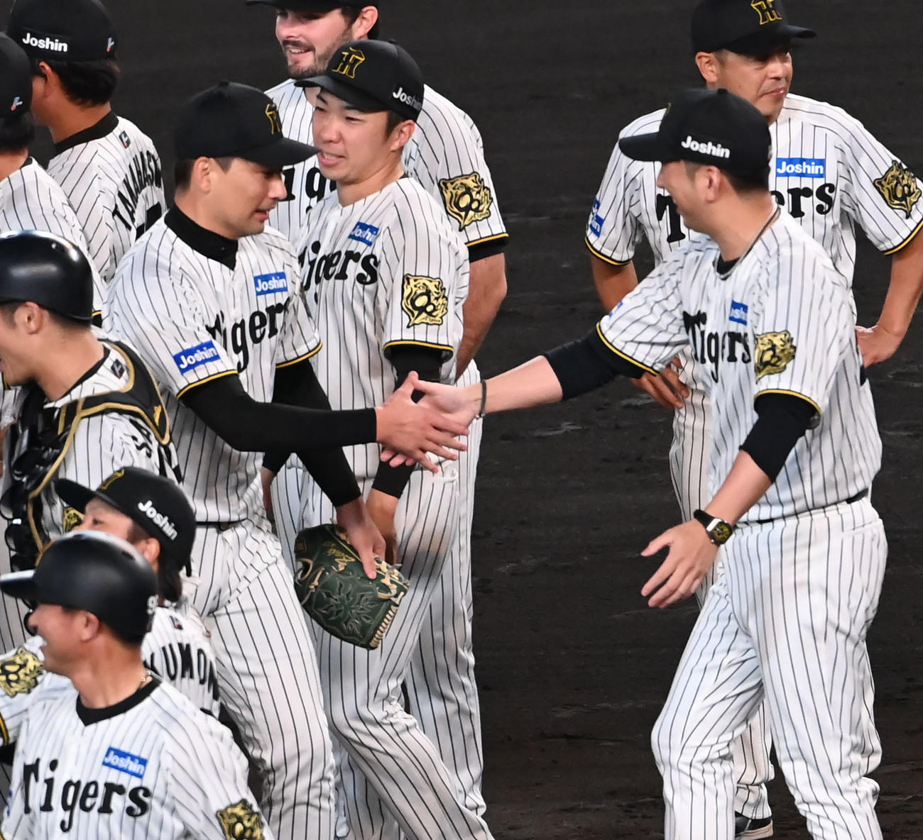 リーグ優勝を果たし握手をする岩崎（左）と藤川監督（撮影・石井愛子）
