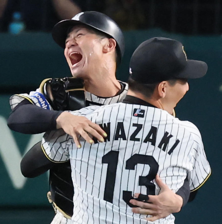 阪神対広島　阪神がリーグ優勝を決め岩崎（右）に抱きつく坂本（撮影・加藤哉）