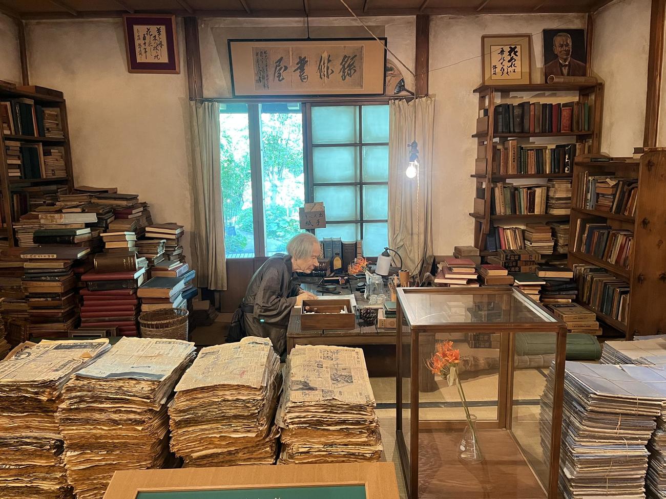 阪神藤川監督が訪れた「高知県立牧野植物園」にある牧野富太郎博士の書斎を再現した一角（撮影・磯綾乃）