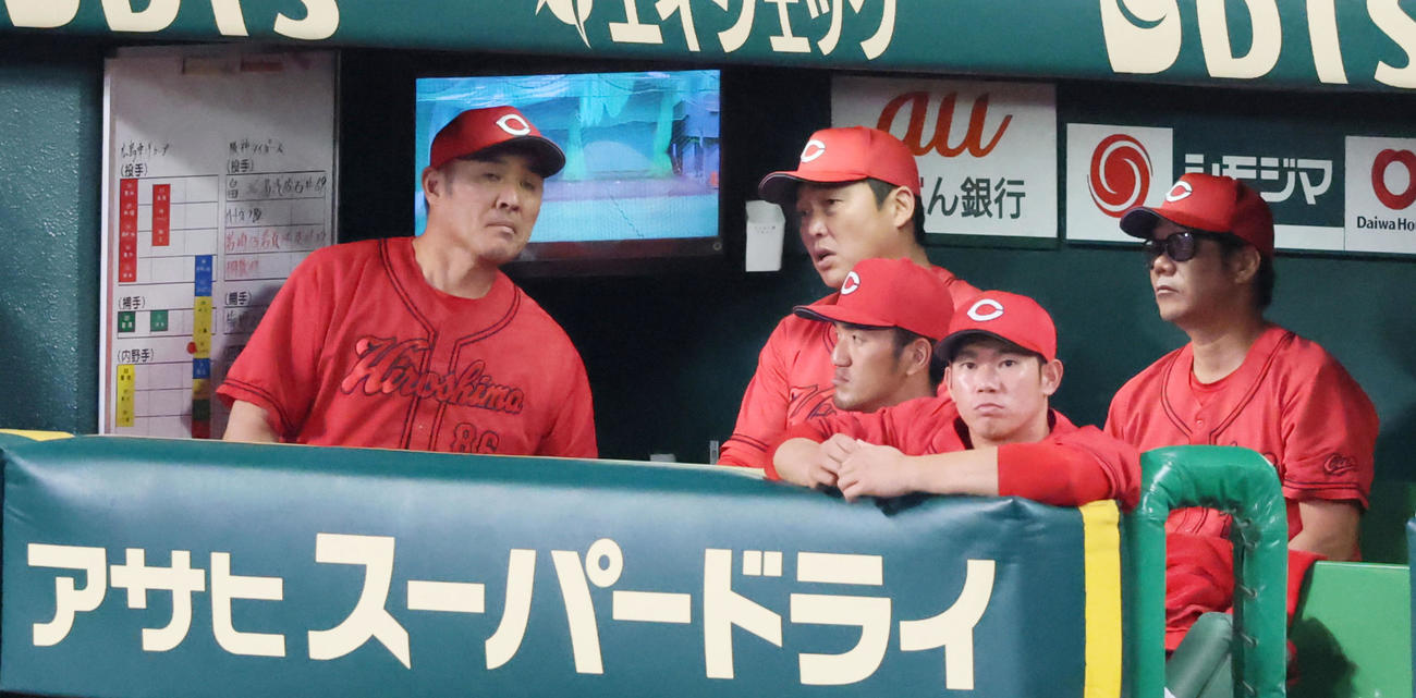 阪神対広島　4回裏、ベンチで作戦を練る広島新井監督（中央）（撮影・加藤哉）