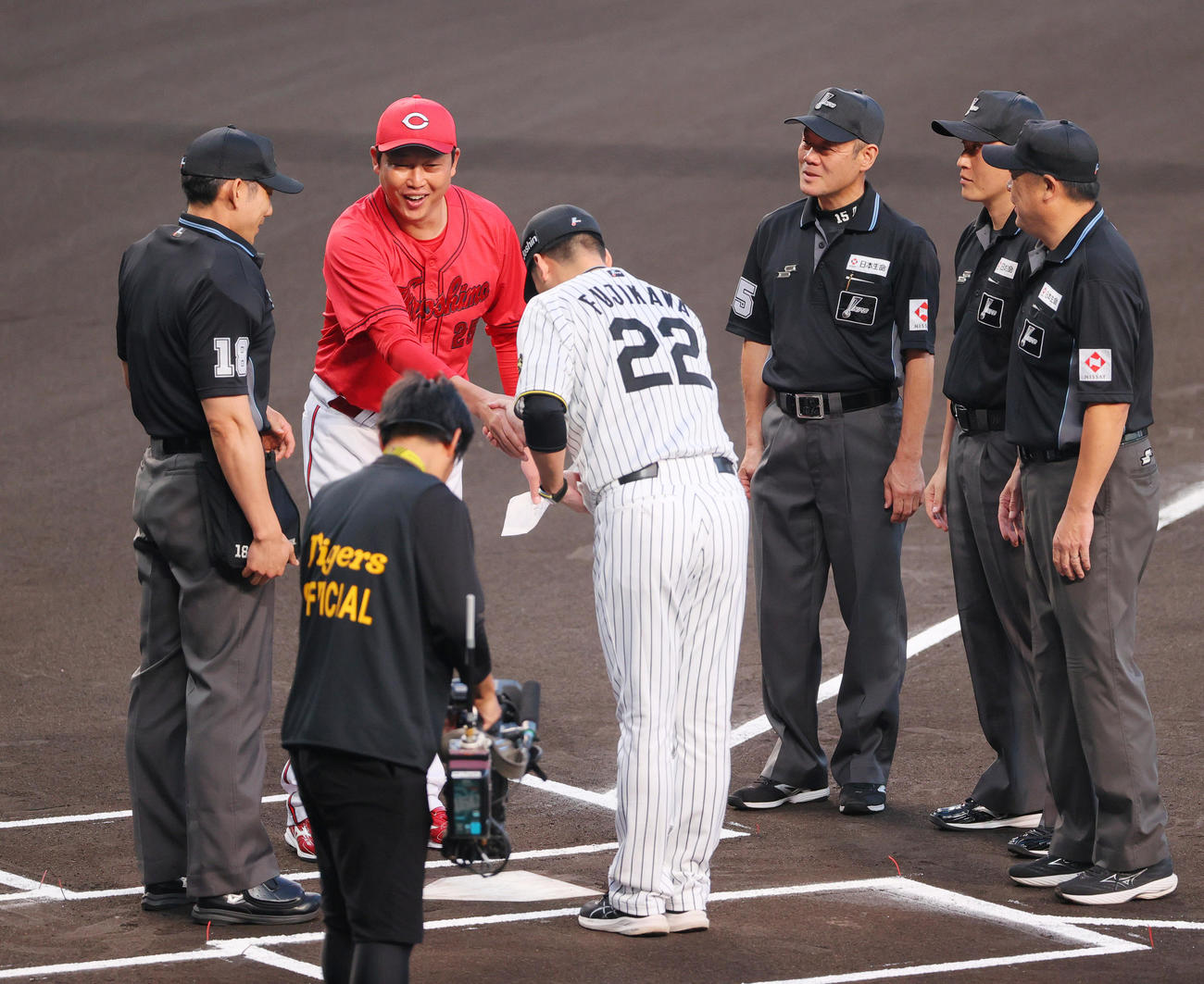 阪神対広島　オーダー交換する広島新井監督（左から2人目）と阪神藤川監督（撮影・上山淳一）