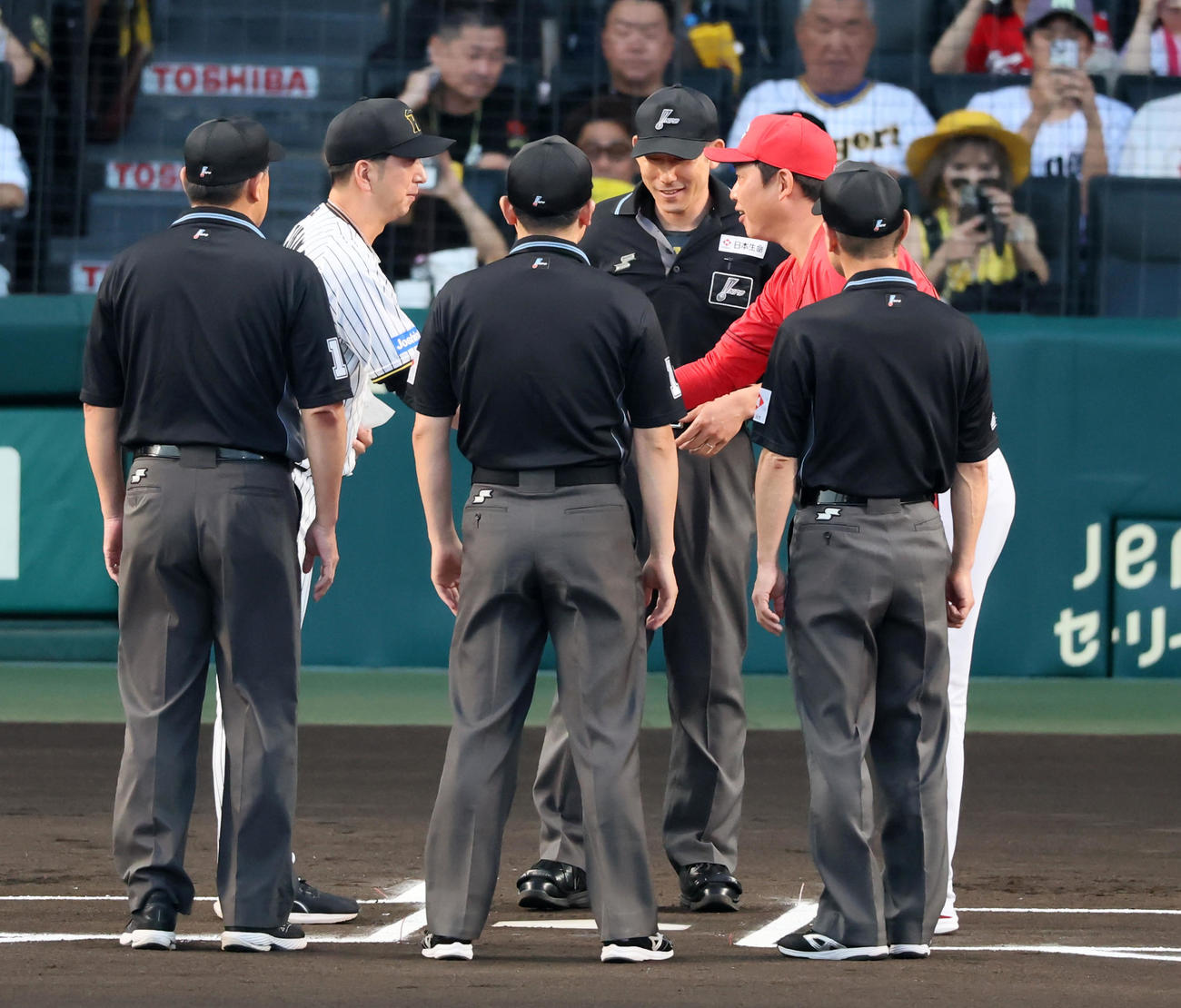 阪神対広島　試合前握手する阪神藤川監督（左）と広島新井監督（撮影・加藤哉）