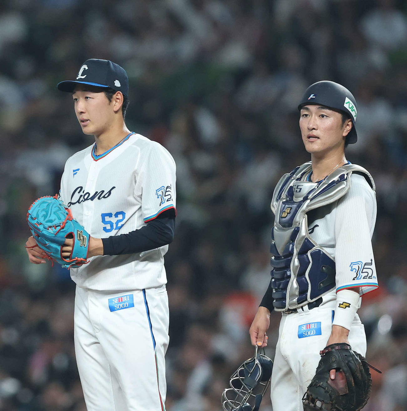 西武対ロッテ　5回表ロッテ2死一、三塁、降板となる篠原。右は捕手古市（撮影・河田真司）