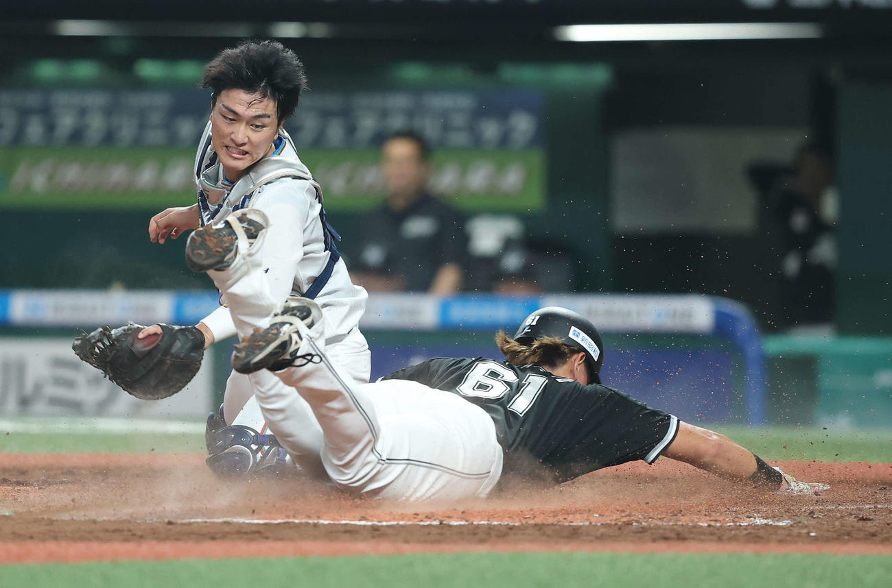 西武対ロッテ　4回表ロッテ1死三塁、高部の犠飛から山本（右）の生還を許す古市（撮影・河田真司）