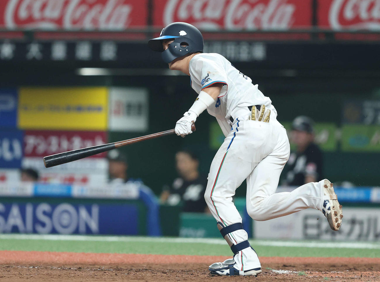 西武対ロッテ　5回裏西武無死、左前打を放つ古市（撮影・河田真司）