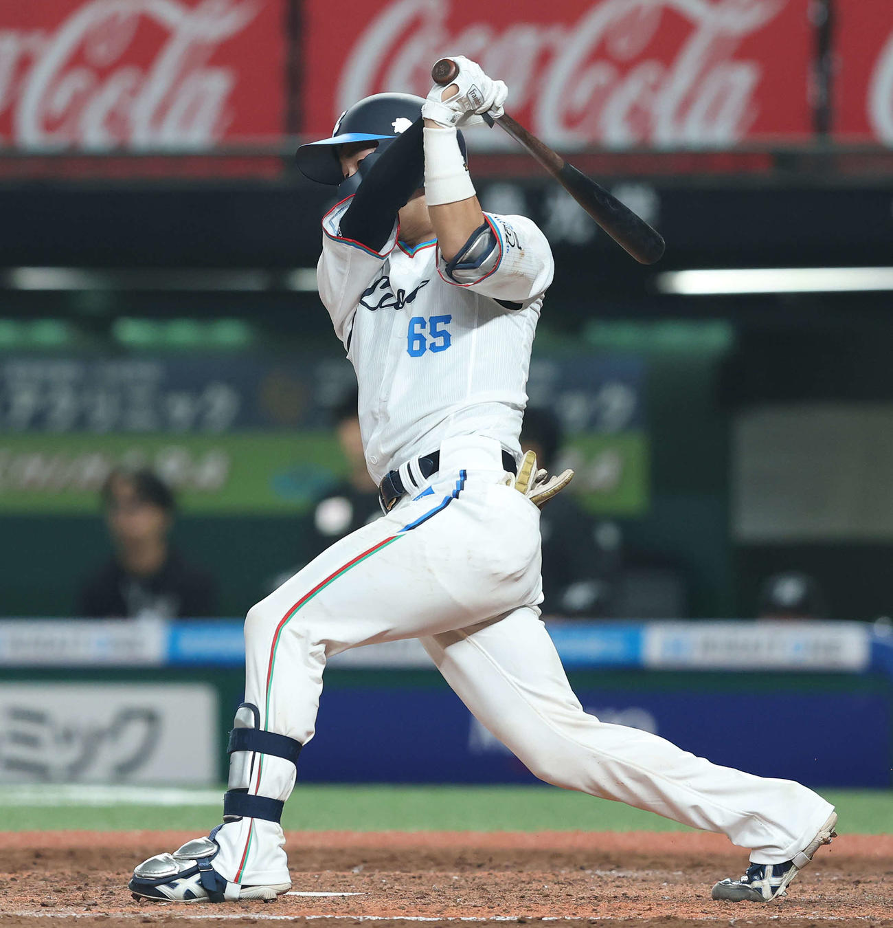 西武対ロッテ　5回裏西武無死、左前打を放つ古市（撮影・河田真司）