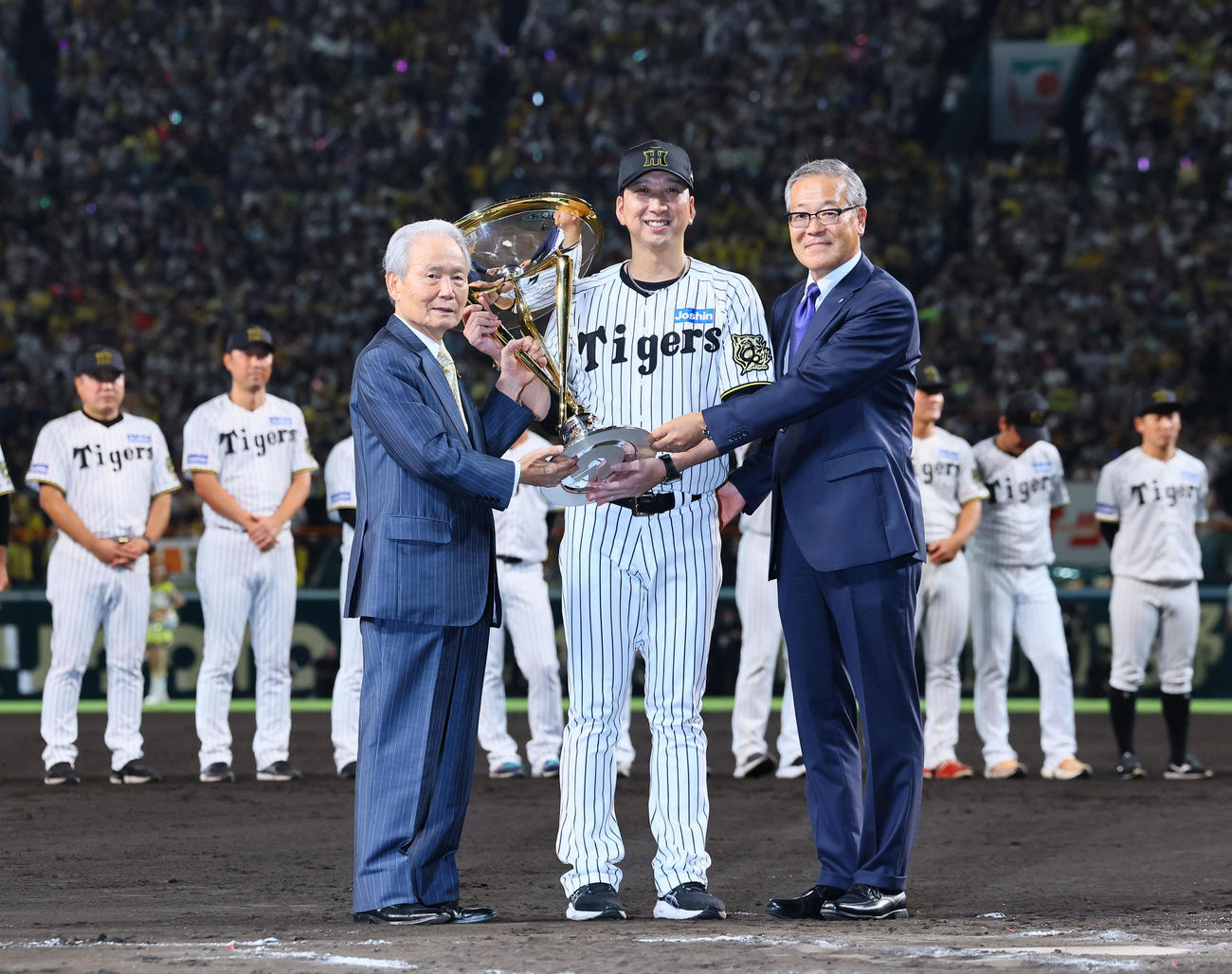 阪神対広島　優勝カップを手に写真に納まる阪神藤川監督（撮影・藤尾明華）