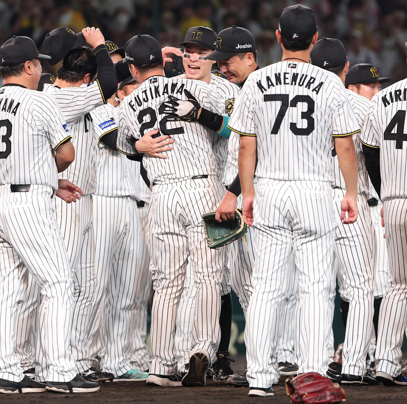 阪神対広島　優勝を決めた佐藤輝（中央）は藤川球児監督と抱き合って喜ぶ（撮影・上田博志）