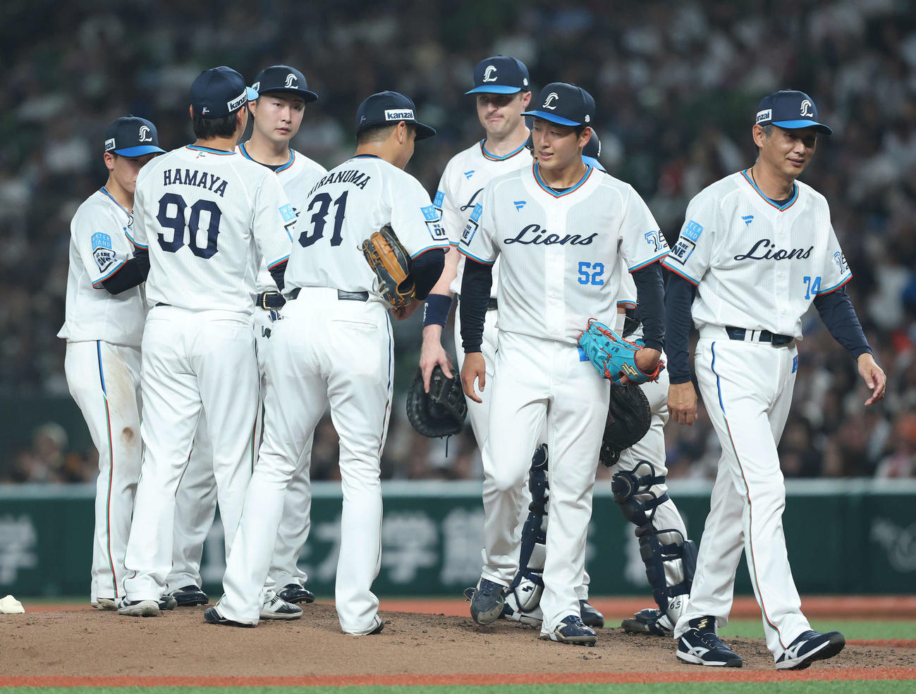 西武対ロッテ　5回表ロッテ2死一、三塁、降板となる篠原（右から2人目）。右は西口監督（撮影・河田真司）