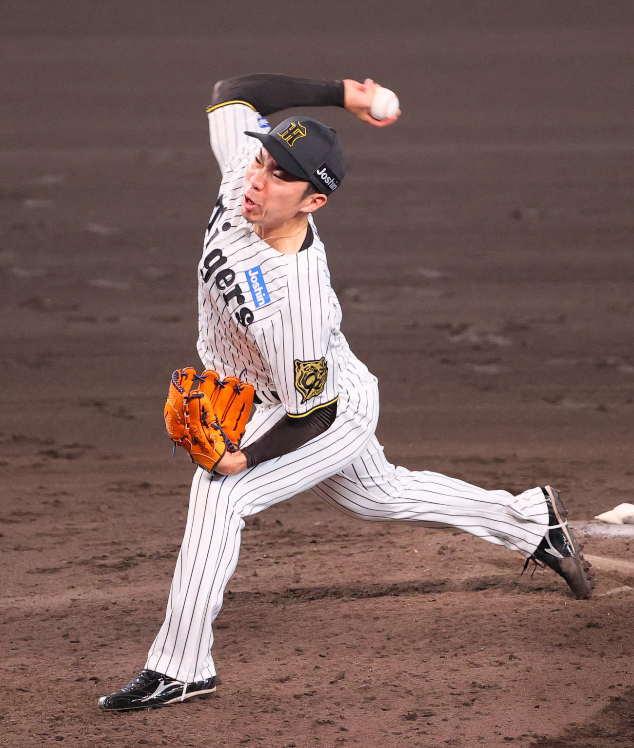 阪神対広島　8回表に登板する石井（撮影・上山淳一）