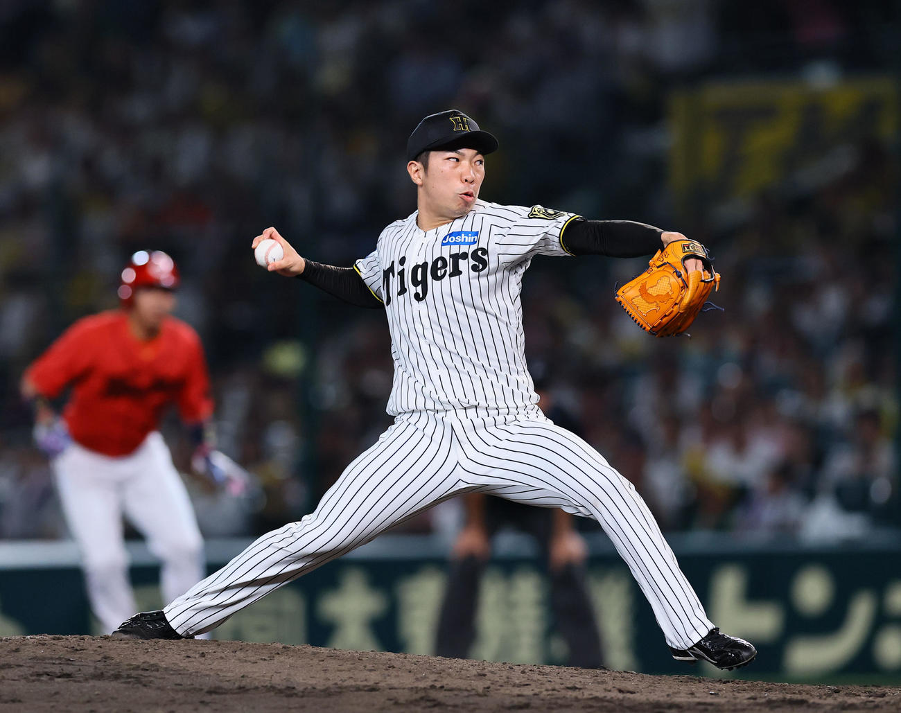 阪神対広島　8回、5番手で登板した阪神石井（撮影・藤尾明華）
