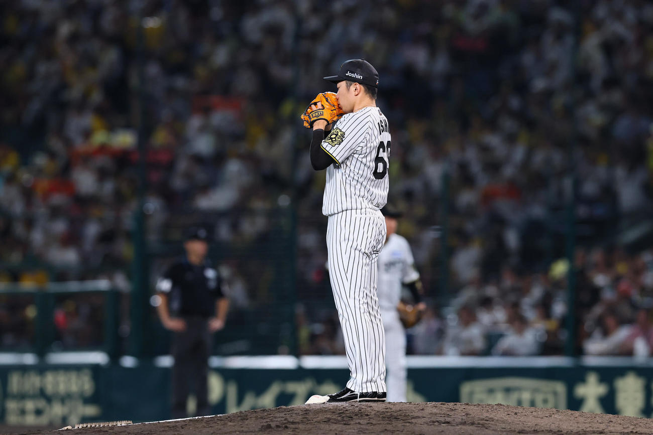 阪神対広島　8回、5番手でマウンドに上がった阪神石井（撮影・藤尾明華）