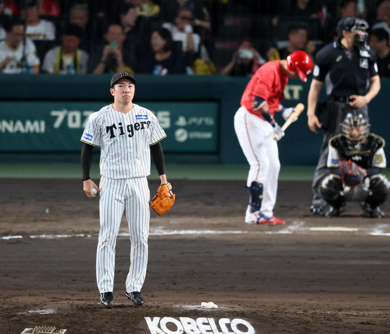 阪神対広島　8回表、登板した石井は投球前にマウンドでジャンプ（撮影・加藤哉）