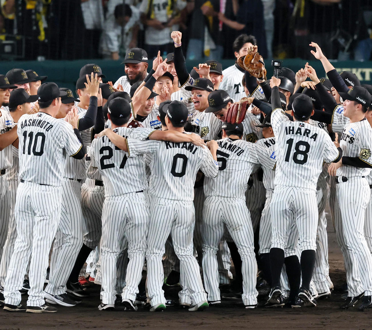 阪神対広島　リーグ優勝を決め輪の中で笑顔を見せる森下（左）と佐藤輝ら阪神ナイン（撮影・加藤哉）