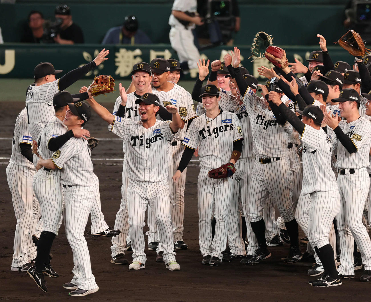 阪神対広島　勝利の輪に飛び込む阪神森下（左）を迎える阪神ナイン（撮影・西尾就之）