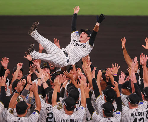 阪神】選手会長の中野拓夢も胴上げされる「今のチームは強い、一緒に