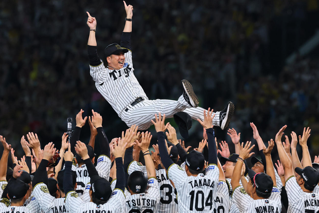 阪神対広島　リーグ優勝を決め、ナインに胴上げされる阪神藤川監督（撮影・藤尾明華）