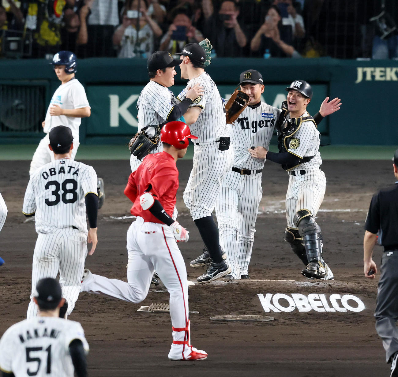 阪神対広島　阪神がリーグ優勝を決め大山（左）に抱きつく佐藤輝（撮影・加藤哉）