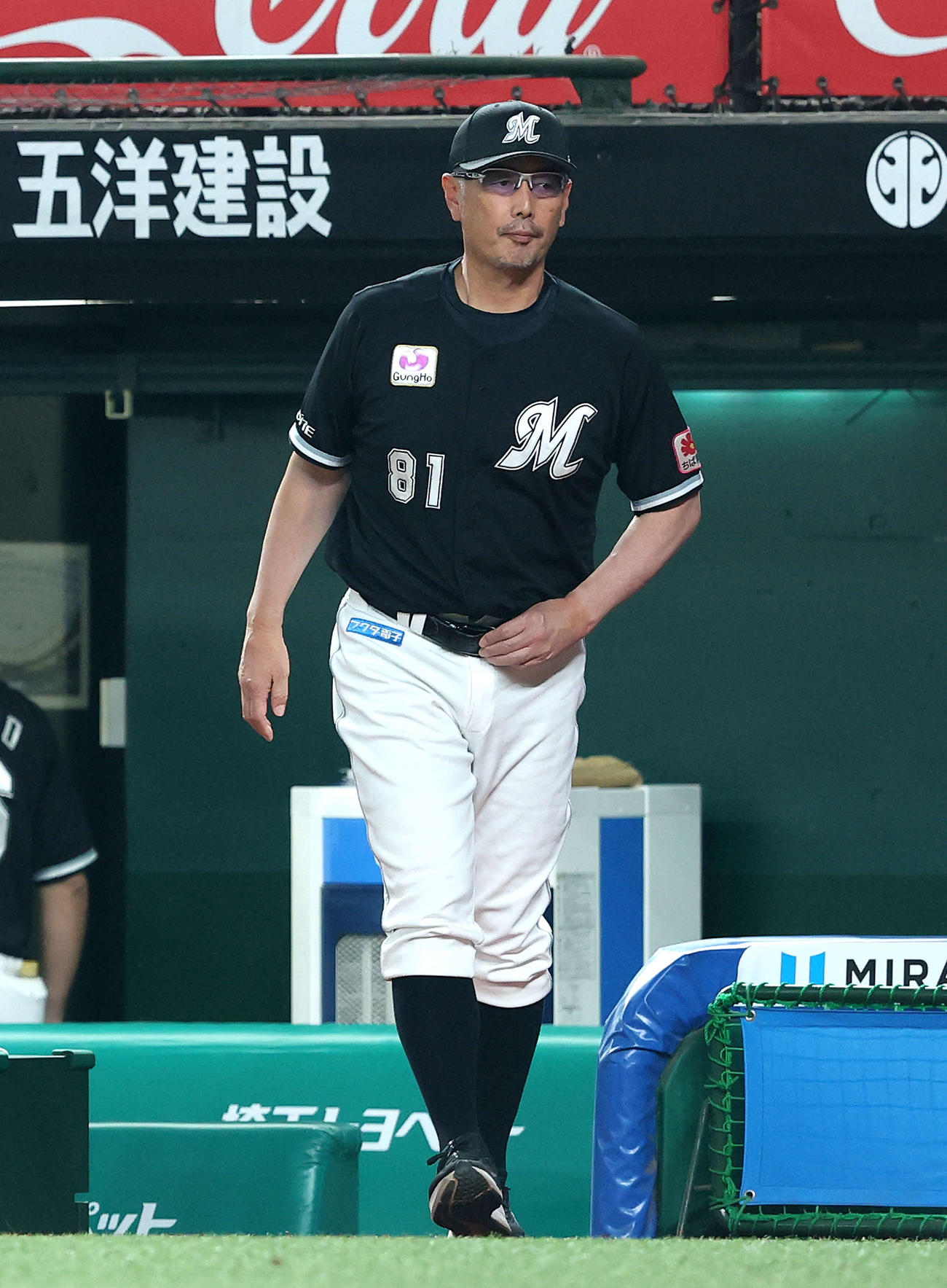 西武対ロッテ　8回表を終え、選手交代を告げる吉井監督（撮影・河田真司）