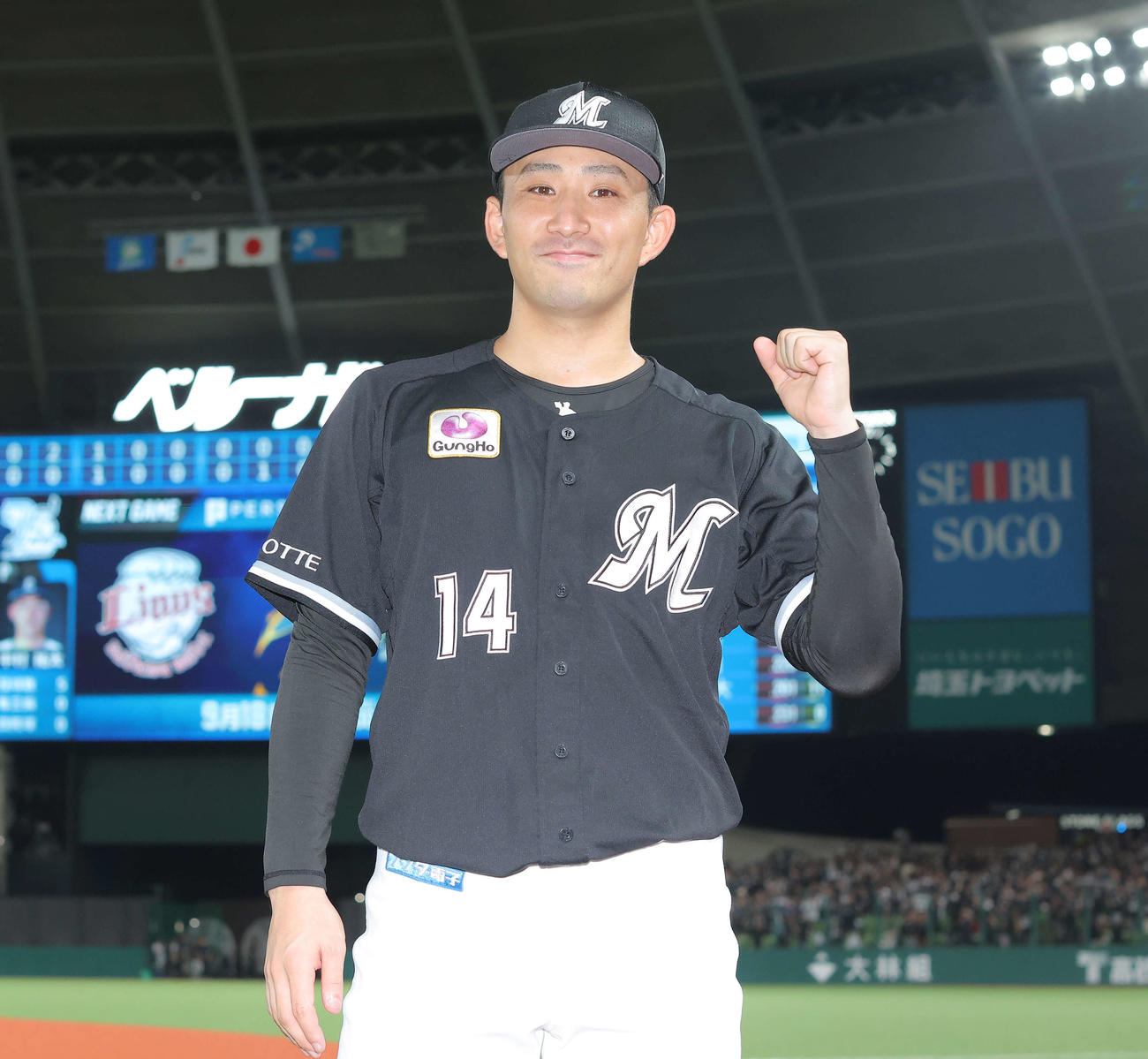 西武対ロッテ　西武に勝利し、笑顔でガッツポーズするロッテ小島（撮影・河田真司）
