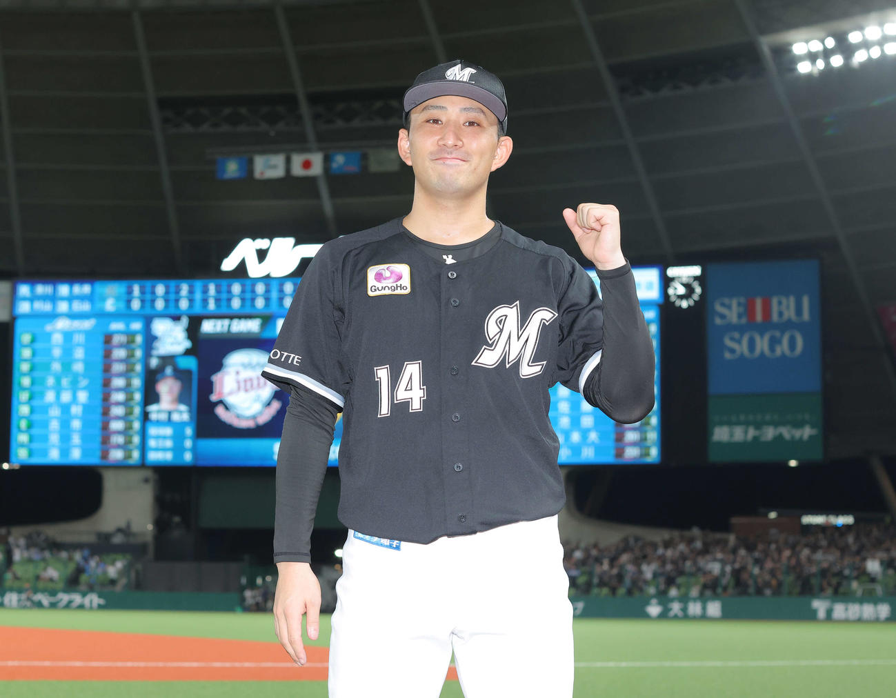 西武対ロッテ　西武に勝利し、笑顔でガッツポーズするロッテ小島（撮影・河田真司）